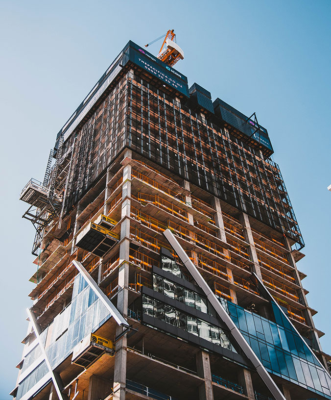 Bouwwerf met steiger tijdens nieuwbouw of renovatie