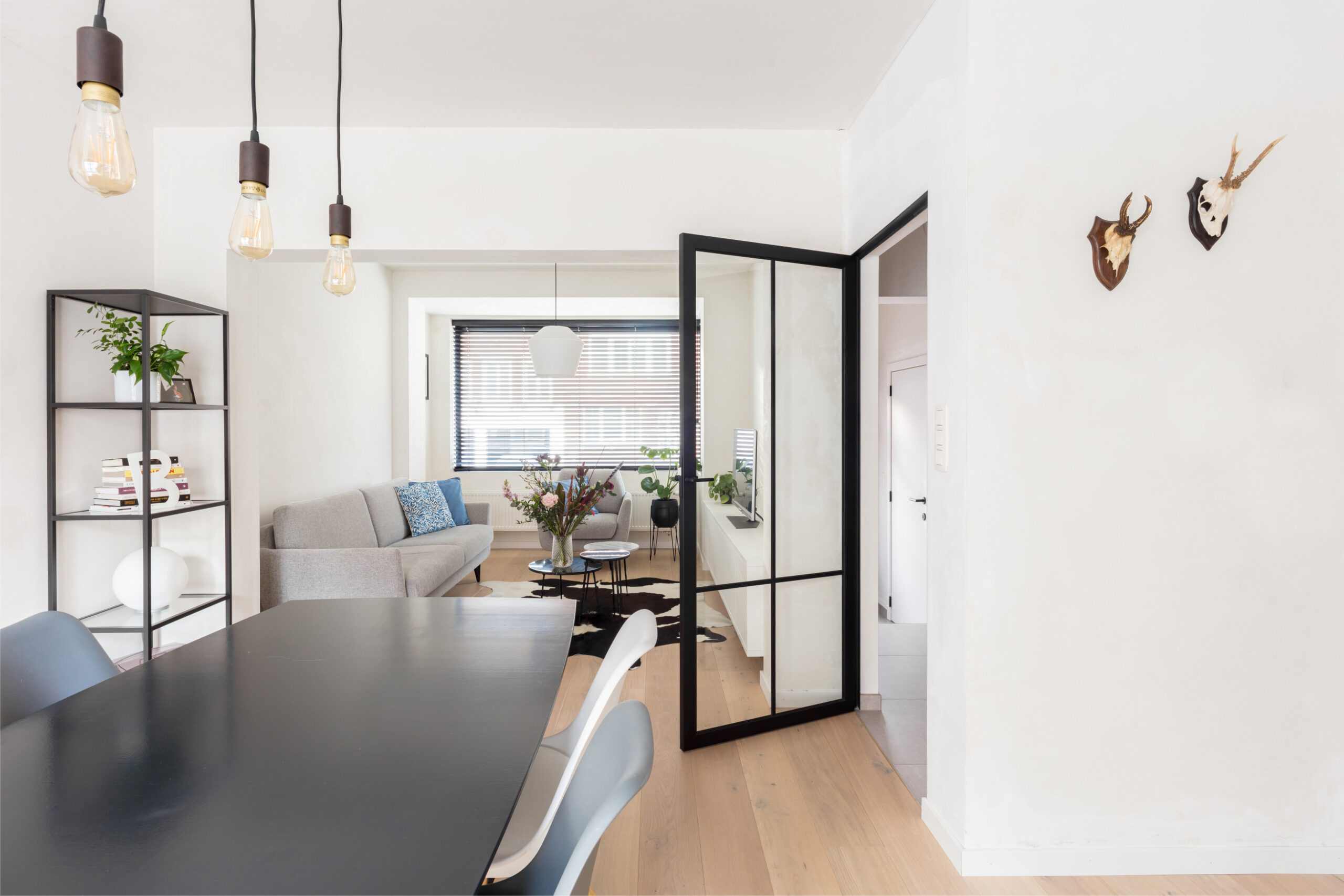 Moderne woonkamer met stalen glazen binnendeur - voorbeeld van interieurbouw op maat