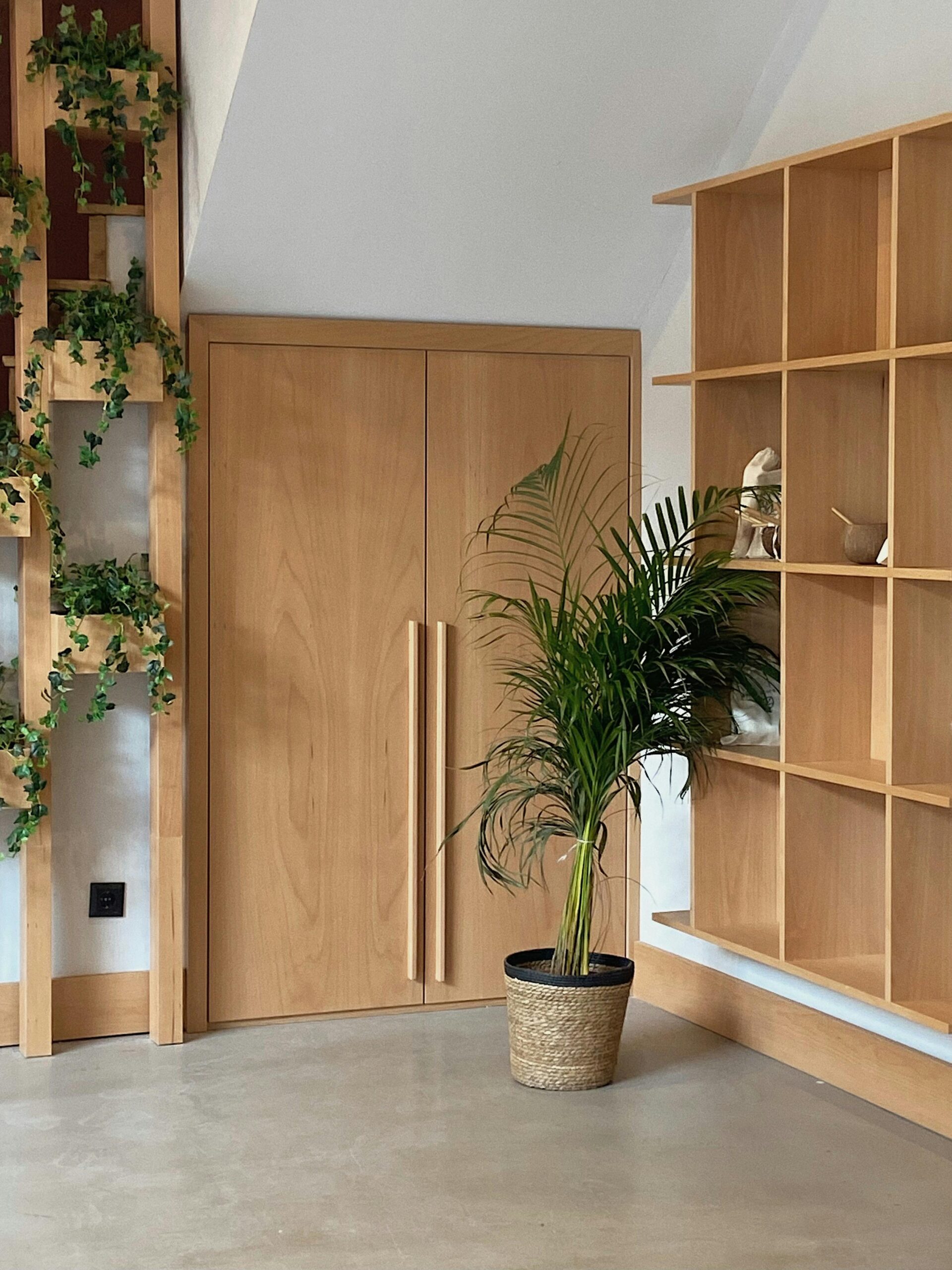 Houten maatkast en dressing op maat gemaakt in interieur